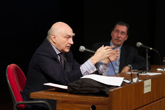 O conferencista Gelson Fonseca em destaque e, ao fundo, o Acadêmico Merval Pereira